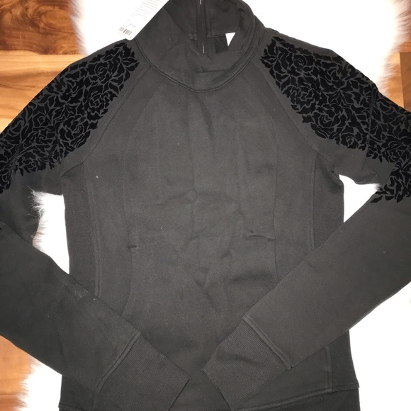 Nwt lululemon Floral flock pullover black size 2 - Picture 2 of 8